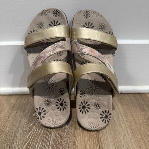 Vionic Women’s Gold and Beige Floral Sandals Size 7